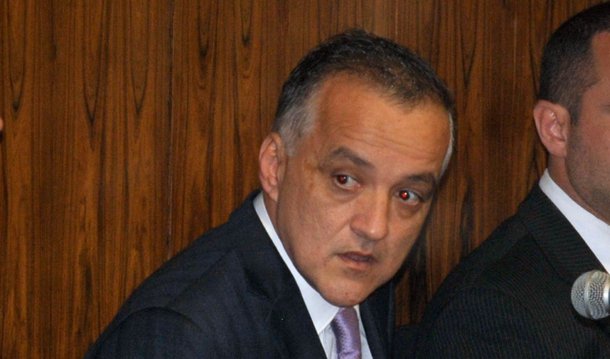 O desembargador federal Abel Gomes, relator dos pedidos de habeas corpus apresentados por cinco réus envolvidos na Operação Saqueador, da Polícia Federal, determinou nesta quarta (20) que um oficial de justiça verifique o cumprimento da prisão domiciliar pelo empresário Carlos Augusto Ramos, o Carlinhas Cachoeira, em um hotel localizado na Avenida Atlântica, zona sul do Rio de Janeiro; a medida foi tomada após o magistrado ter recebido notícia de que o réu teria deixado o local na tarde de sábado (16), sem autorização judicial