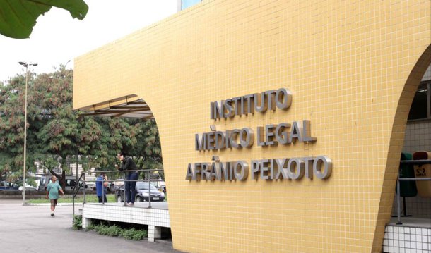 Após seis dias de paralisação, o serviço de necropsia da sede do Instituto Médico Legal Afrânio Peixoto (IML), na zona portuária do Rio, voltou a funcionar; os exames de corpo de delito e os laudos continuavam sendo feitos; a necropsia havia sido paralisada na quinta-feira (9) por causa da falta de higiene básica no local; de acordo com a Polícia Civil, o Departamento Geral de Polícia Técnico-Cientifica (DGPTC) informou que, com a retomada do serviço de limpeza, as necropsias já estão sendo realizadas na unidade