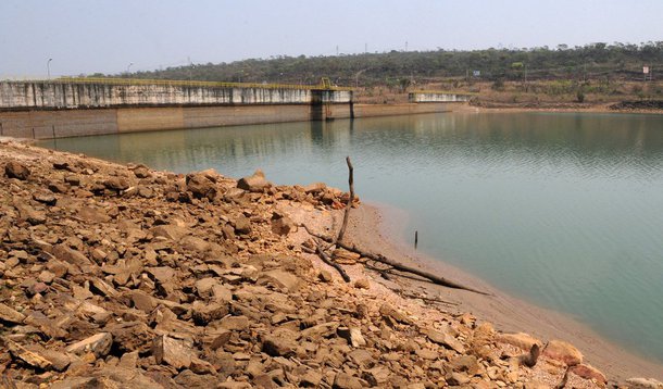 O longo período de seca no Distrito Federal levou o governo de Brasília a instituir uma nova política de redução de consumo de água para os órgãos da administração pública; as medidas, estabelecidas por meio de um decreto que incluem cuidados como verificação de vazamentos e economia com irrigação paisagística, limpeza de ruas, pátios e garagens; a meta é que o gasto de água seja diminuído em no mínimo 10% a partir de setembro; o levantamento mensal será de responsabilidade da Caesb, que, para controlar o uso do recurso, terá de publicar mensalmente no site o consumo de cada órgão