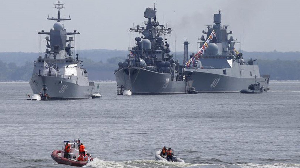 Rússia está atualizando consideravelmente o poder de fogo de sua Frota Báltica com o acréscimo de navios de guerra armados com mísseis de longo alcance para se contrapor aos reforços da Otan na região; tensões no mar Báltico, já acentuadas desde que a Rússia anexou a região da Crimeia em 2014, devem crescer e causar alarme particularmente na Polônia e na Lituânia, que fazem fronteira com uma base russa no local; mobilização corre no momento em que a Otan planeja sua maior escalada militar nas fronteiras russas desde a Guerra Fria