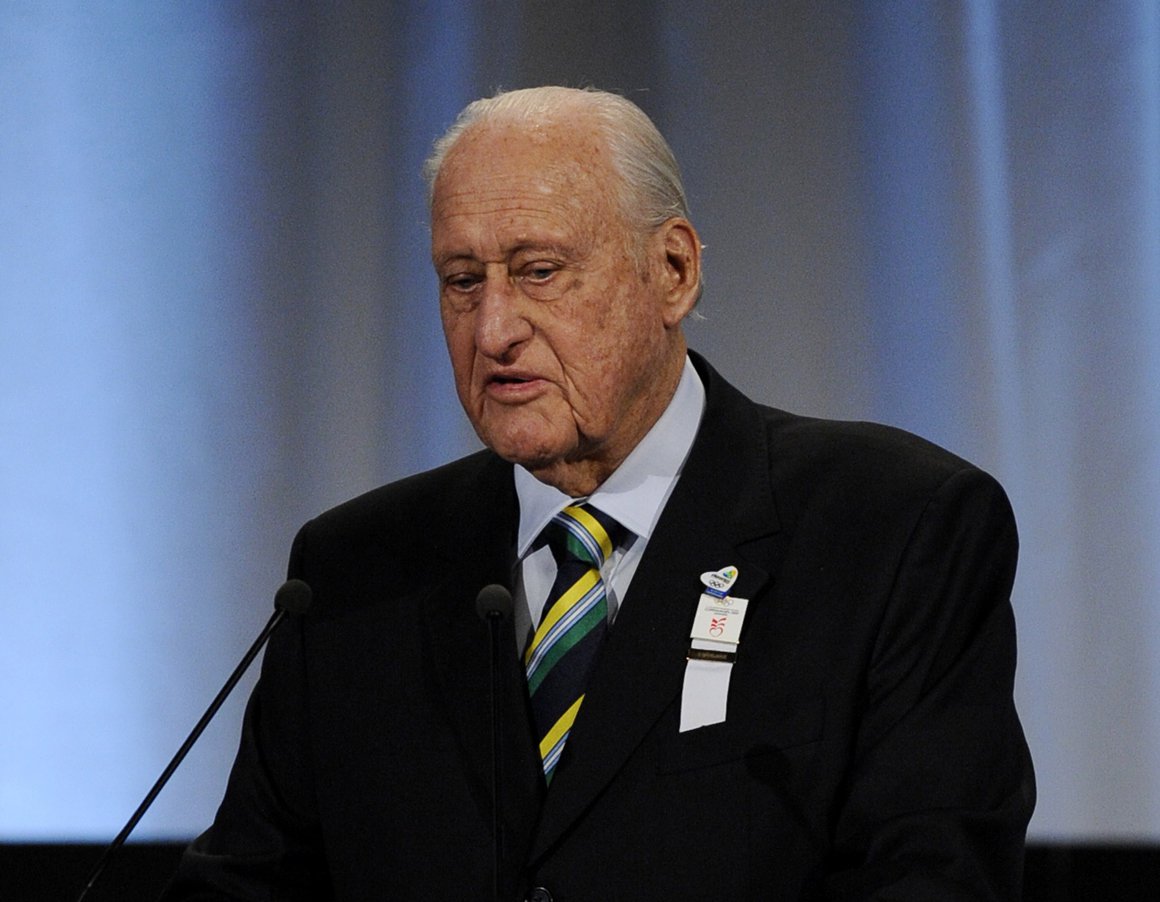 O ex-presidente de honra da Federação Internacional de Futebol Associado (Fifa) João Havelange, que completou 100 anos em maio, foi internado na noite de sábado (2) no Hospital Samaritano, em Botafogo, na zona sul da capital fluminense; de acordo com o hospital, Havelange apresenta quadro de pneumonia e "estado de saúde é estável apresentando melhora gradativa"