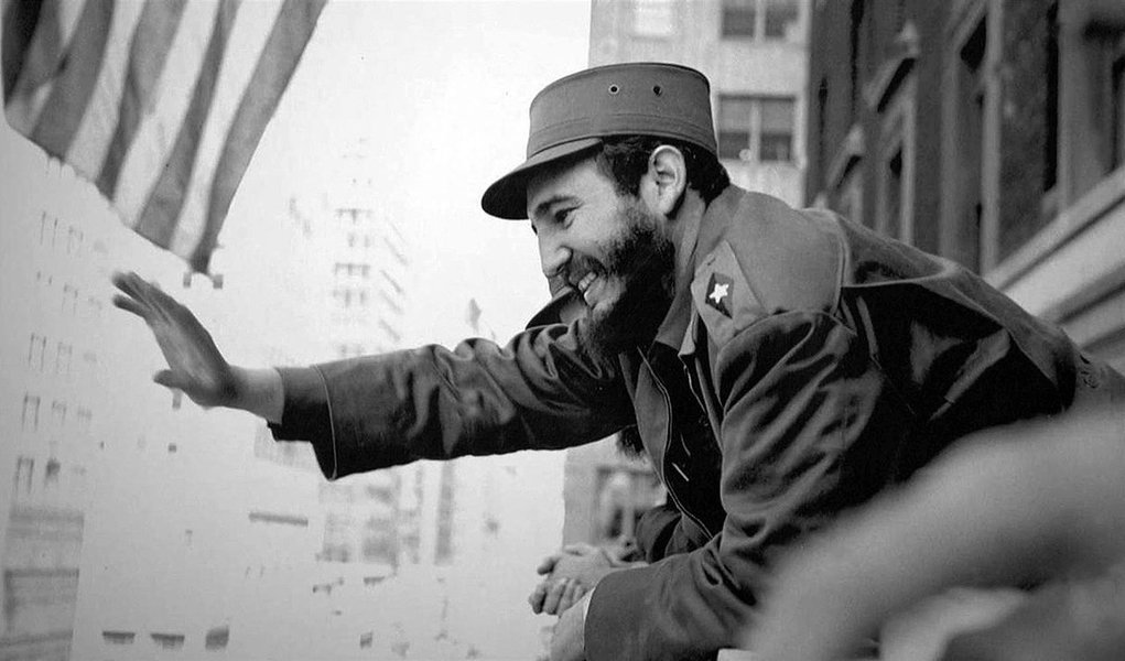 Com o ‘espírito’ do revolucionário e intelectual cubano José Martí e a mão de Ernesto Guevara de Lar Serna, médico nascido na Argentina que entrou para a História das revoluções do século XX como ‘Che’, o advogado Fidel Castro Ruz, preso no assalto ao Quartel de Moncada, após insurreição fracassada em 1953, chegou aos 90 anos e acredita que a ‘História o absolverá’