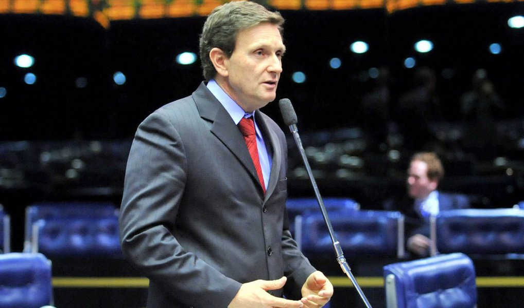 O senador Marcelo Crivella (PRB-RJ) apresentou nesta quinta (2) pedido de licença do mandato por 122 dias; ele se afastará da atividade legislativa para se dedicar à campanha à prefeitura do Rio de Janeiro nas eleições de outubro; o suplente do senador, Eduardo Lopes (PRB-RJ), deverá assumir o cargo durante o período de licença