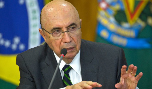 Durante a posse da nova presidente do BNDES, Maria Silva Bastos Marques, o ministro da Fazenda, Henrique Meirelles disse que o banco deve atuar não só com aportes financeiros, mas também "usando melhor a experiência técnica" do banco em projetos de concessão e privatizações no Brasil; "Deve ser aberta ao BNDES a oportunidade de usar toda a sua capacidade técnica e know-how, visando a trabalhar também na estruturação desses projetos, no aconselhamento de todos os órgãos envolvidos, de maneira que o banco possa colaborar de forma substancial nos projetos-executivos", disse; o ministro garantiu que não faltarão recursos ao BNDES
