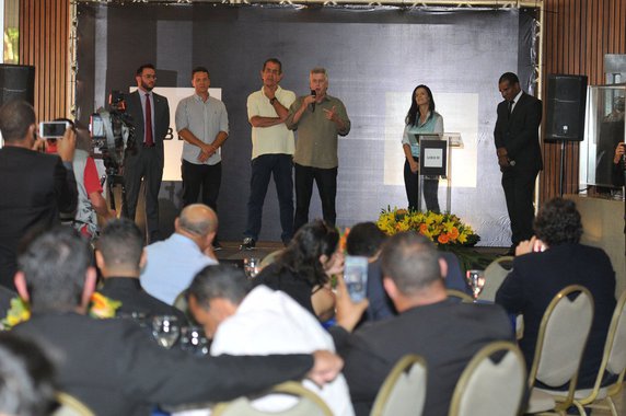 O pioneirismo de Brasília em regularizar o serviço de transporte individual privado por meio do aplicativo Uber foi tema de encontro entre o governador Rodrigo Rollemberg e cerca de 200 motoristas da empresa; a reunião ocorreu no Brasília Palace Hotel, no Setor de Hotéis e Turismo Norte; segundo Rollemberg, não cabe ao Executivo determiná-las e que o mercado fará esse controle; ele também destacou que a empresa é contribuinte, já que paga o Imposto Sobre Serviços de Qualquer Natureza (ISS); “É uma prestação do serviço cada vez melhor, mais rápida, barata e de qualidade. Os outros que não estiverem como acompanhar serão superados.”