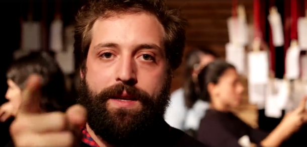 Em vídeo, o escritor e ator Gregório Duvivier defende que seja mantida uma TV pública no Brasil, "sem sucateamento, sem redução"; "Então vamos defender uma TV para todos, não governista, e sim pública, porque uma coisa não tem nada a ver com a outra. Inclusive são o contrário", diz; ele destaca ainda que "não há democracia sem democratização da mídia"