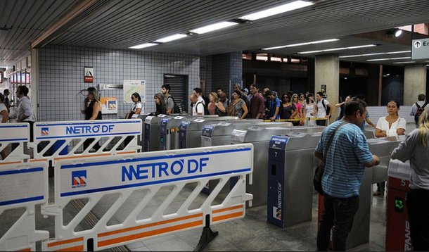 Metroviários do Distrito Federal entraram no quarto dia de greve nesta sexta-feira (17) com 24 trens em circulação e todas as estações abertas para embarque e desembarque. Metade dos servidores está trabalhando; nesta quinta, a audiência de conciliação entre a categoria e a empresa no Tribunal Regional do Trabalho terminou sem acordo; a categoria cobra a convocação dos aprovados em concurso em 2014 e reposição da inflação anual na data-base (pouco mais de 9%)