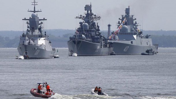 Rússia está atualizando consideravelmente o poder de fogo de sua Frota Báltica com o acréscimo de navios de guerra armados com mísseis de longo alcance para se contrapor aos reforços da Otan na região; tensões no mar Báltico, já acentuadas desde que a Rússia anexou a região da Crimeia em 2014, devem crescer e causar alarme particularmente na Polônia e na Lituânia, que fazem fronteira com uma base russa no local; mobilização corre no momento em que a Otan planeja sua maior escalada militar nas fronteiras russas desde a Guerra Fria