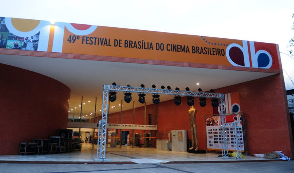 O curta-metragem Improvável Encontro, do cineasta Lauro Escorel, marcou a abertura do 49º Festival de Brasília do Cinema Brasileiro; festival vai apresentar nove longas-metragens e 12 curtas ou médias-metragens na Mostra Competitiva; a eles se somam 20 filmes em mostras paralelas e sessões especiais; ao todo, serão exibidos 40 filmes; a solenidade de abertura do festival não teve a habitual participação de autoridades da capital federal e foi marcada por protestos contra Michel Temer