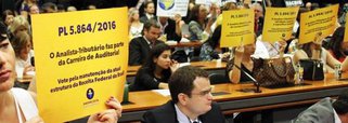 Mais de oito mil analistas tributários da Receita Federal prometem cruzar os braços de hoje (24) até a próxima quarta-feira (26); paralisação é um protesto contra atos da administração da Receita Federal que, nas últimas semanas, teria interferido na tramitação do Projeto de Lei 5.864/2016; projeto reestrutura a remuneração dos servidores da Carreira de Auditoria e institui programa de modernização e eficiência do órgão
