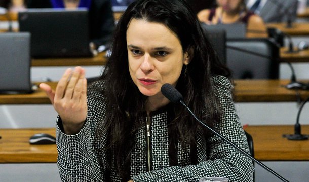 Advogada Janaina Paschoal, que atua na acusação do processo de impeachment da presidente eleita Dilma Rousseff, afirmou que o depoimento enviado à Comissão Especial do Senado é "inócuo" e que a leitura do documento serviu de "palanque" ; "Foi um discurso, não foi uma defesa. Pegaram argumentos que o advogado já vinha pontuando e compilaram. Foi uma carta com tom de palanque. Acho que foi inócuo", disse; er do PSDB, senador Cássio Cunha Lima (PB), também fez uma avaliação parecida ao afirmar que a leitura d documento por Cardozo "foi uma peça de propaganda política. É mais do mesmo. Tudo já foi dito. Não tem nada de novo"