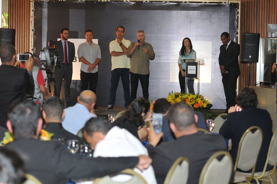 O pioneirismo de Brasília em regularizar o serviço de transporte individual privado por meio do aplicativo Uber foi tema de encontro entre o governador Rodrigo Rollemberg e cerca de 200 motoristas da empresa; a reunião ocorreu no Brasília Palace Hotel, no Setor de Hotéis e Turismo Norte; segundo Rollemberg, não cabe ao Executivo determiná-las e que o mercado fará esse controle; ele também destacou que a empresa é contribuinte, já que paga o Imposto Sobre Serviços de Qualquer Natureza (ISS); “É uma prestação do serviço cada vez melhor, mais rápida, barata e de qualidade. Os outros que não estiverem como acompanhar serão superados.”