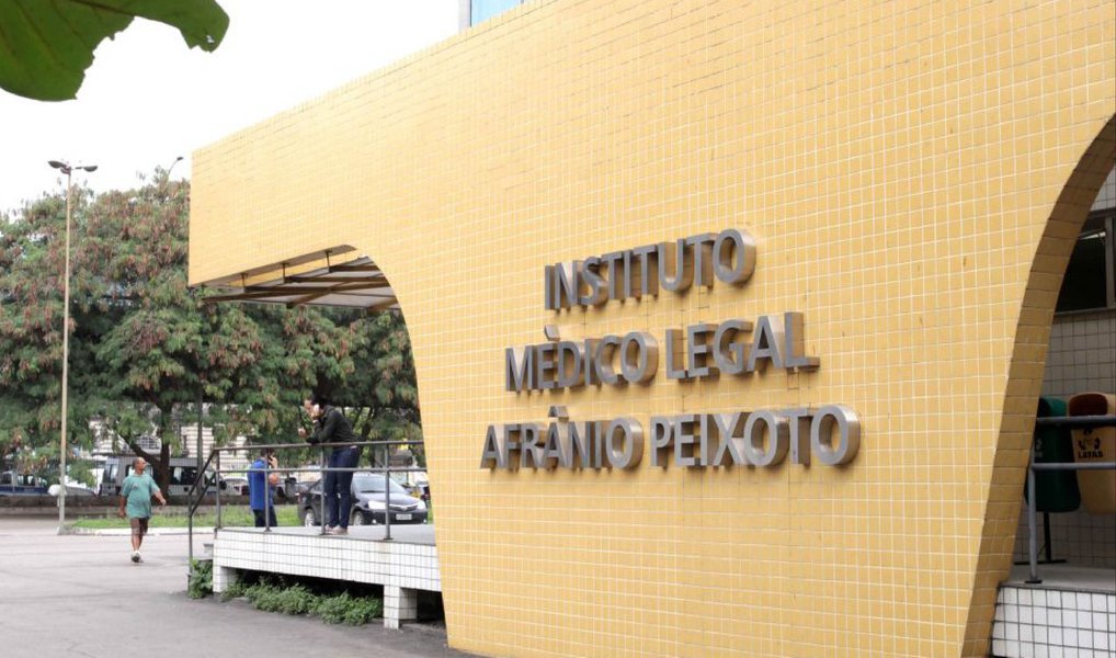 Após seis dias de paralisação, o serviço de necropsia da sede do Instituto Médico Legal Afrânio Peixoto (IML), na zona portuária do Rio, voltou a funcionar; os exames de corpo de delito e os laudos continuavam sendo feitos; a necropsia havia sido paralisada na quinta-feira (9) por causa da falta de higiene básica no local; de acordo com a Polícia Civil, o Departamento Geral de Polícia Técnico-Cientifica (DGPTC) informou que, com a retomada do serviço de limpeza, as necropsias já estão sendo realizadas na unidade