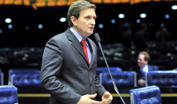 O senador Marcelo Crivella (PRB-RJ) apresentou nesta quinta (2) pedido de licença do mandato por 122 dias; ele se afastará da atividade legislativa para se dedicar à campanha à prefeitura do Rio de Janeiro nas eleições de outubro; o suplente do senador, Eduardo Lopes (PRB-RJ), deverá assumir o cargo durante o período de licença