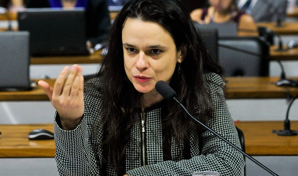 Advogada Janaina Paschoal, que atua na acusação do processo de impeachment da presidente eleita Dilma Rousseff, afirmou que o depoimento enviado à Comissão Especial do Senado é "inócuo" e que a leitura do documento serviu de "palanque" ; "Foi um discurso, não foi uma defesa. Pegaram argumentos que o advogado já vinha pontuando e compilaram. Foi uma carta com tom de palanque. Acho que foi inócuo", disse; er do PSDB, senador Cássio Cunha Lima (PB), também fez uma avaliação parecida ao afirmar que a leitura d documento por Cardozo "foi uma peça de propaganda política. É mais do mesmo. Tudo já foi dito. Não tem nada de novo"