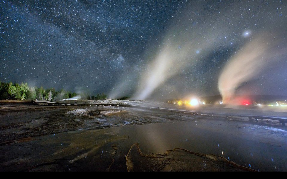 
Um dia e uma noite no coração do parque nacional mais “fervente” dos Estados Unidos, com gêisers que não param de jorrar sob um céu absolutamente coalhado de estrelas. Um espetáculo de tirar o fôlego – literalmente, se você ficar perto demais de uma dessas bocas vulcânicas.