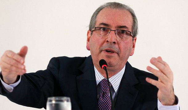  O deputado federal Eduardo Cunha (PMDB-RJ), que está desde maio afastado da Câmara, pediu nesta quarta (17) autorização ao Supremo Tribunal Federal (STF) para que ele retorne ao mandato; no pedido, a defesa do parlamentar alega que não há mais razão para que ele permaneça afastado, uma vez que o principal motivo pelo qual ele teve o mandato suspenso era o de que ele estaria utilizando o cargo de presidente da Câmara para atrapalhar as investigações sobre ele no Supremo e no Conselho de Ética da Casa; os advogados dizem ainda que o processo contra ele no Conselho de Ética está em fase avançada e que a ausência dele tem prejudicado sua defesa; o pedido será analisado pelo relator da Lava Jato no STF, ministro Teori Zavascki