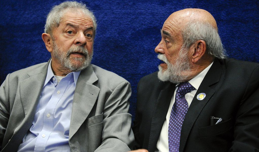 “Até os próprios senadores que afirmam, da boca para fora, que é crime de responsabilidade sabem que não existe nenhum crime. O que hoje se discute, pedaladas e Plano Safra, são absolutamente irrelevantes para se constituir crime de responsabilidade com a gravidade de se tomar o mandato do presidente da República”, afirma Marcelo Lavanère, ex-presidente da OAB