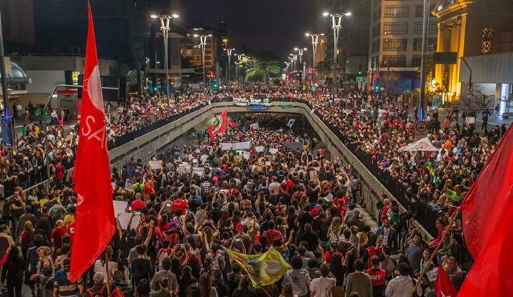 Há resistência e oposição multitudinária nas ruas, de fortes grupos sociais e de intelectuais que não aceitam um presidente conspirador e sem credibilidade. A solução seria eleições gerais e mediante a soberania popular se escolheria um novo presidente que de fato representasse o país