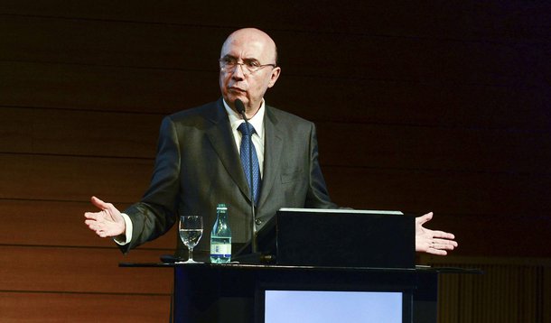 Na Fazenda, de Henrique Meirelles, há um consenso, segundo Ancelmo Gois: nenhuma grande empresa vai anunciar investimentos pesados antes do julgamento final do impeachment, que ficou para agosto; ele cobrou empenho do Congresso e declarou que a economia só voltará a crescer se os parlamentares aprovarem as medidas econômicas de interesse do governo