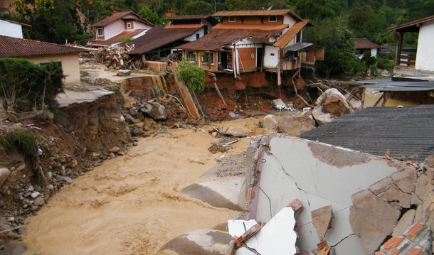 É o que aponta o Mapa de Ameaças Múltiplas do Estado, da Secretaria de  Defesa Civil do Estado; dentre as localidades mapeadas, as três maiores prevalências das ameaças estão em São Gonçalo, na Região Metropolitana, no Rio de Janeiro (capital) e, Nova Friburgo, na Região Serrana, com ameaças naturais do tipo alagamentos, inundações, deslizamentos e as chamadas ameaças tecnológicas, que, segundo a Defesa Civil, são ocorrências como incêndios em aglomerações residenciais, colapso de edificações e desastres relacionados a transporte de produtos perigosos