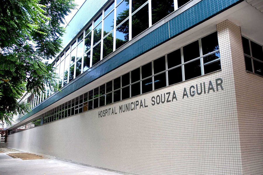 Uma pessoa morreu e duas ficaram feridas quando um grupo de cerca de 25 homens invadiu o Hospital Municipal Souza Aguiar, no centro do Rio, para libertar um homem que estava sob custódia da polícia; o grupo chegou em quatro motos e cinco carros e usou fuzis, pistolas e explosivos para trocar tiros com a polícia, segundo a Polícia Militar; uma granada foi lançada contra uma viatura, e um ambulante e uma funcionária do hospital foram feitos reféns; um paciente morreu após ser baleado no confronto, e um enfermeiro e um policial militar foram levados para o centro cirúrgico após serem atingidos por disparos, segundo a Secretaria Municipal de Saúde