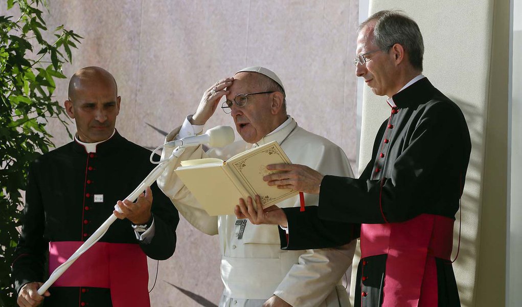 Francisco exortou neste sábado (30) clérigos católicos romanos da Polônia para viver uma vida mais simples, focada sobre os mais necessitados; no quarto dia de sua viagem ao país europeu para um encontro internacional de jovens católicos, o pontífice argentino falou a cerca de 2 mil bispos e padres reunidos em um santuário dedicado ao falecido João Paulo II; mídia local acusa líderes da Igreja polonesa de desfrutar de um estilo de vida protegido contra as dificuldades da transição econômica da Polônia do comunismo para o capitalismo