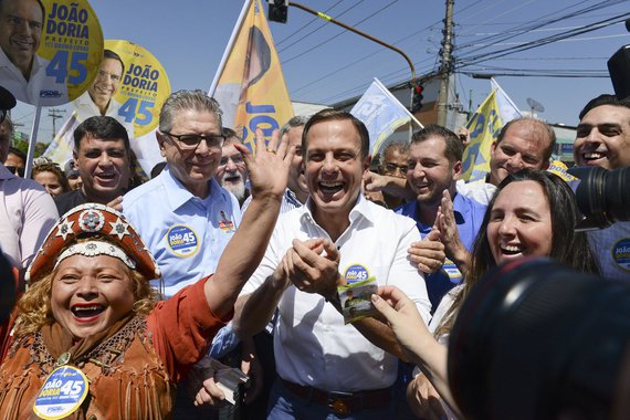 "Quando os eleitores conservadores perceberam, na última pesquisa, que estava faltando um empurrãozinho ele chegar lá, abandonaram os dois outros candidatos da direita, Russomanno e Marta, e transferiram as intenções de voto para ele", avalia o colunista Alex Solnik sobre a inesperada vitória de João Doria (PSDB) no primeiro turno das eleições municipais em São Paulo; entre as contatações de Solnik sobre a eleição em São Paulo estão a de que "as duas forças de São Paulo, capital e estado, continuam sendo PT e PSDB" e "os grandes derrotados foram Temer e Marta"