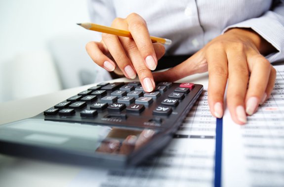 A partir do dia 8 de setembro, os bancos e demais instituições financeiras terão que emitir, no prazo de 10 dias úteis, o recibo de quitação integral de débito, quando solicitado pelo interessado; a regra será aplicada quando o consumidor terminar de pagar a dívida, mas esse prazo de 10 dias úteis não vale para os contratos de financiamento imobiliário; nesse caso, o prazo é de 30 dias, a contar da data da liquidação da dívida