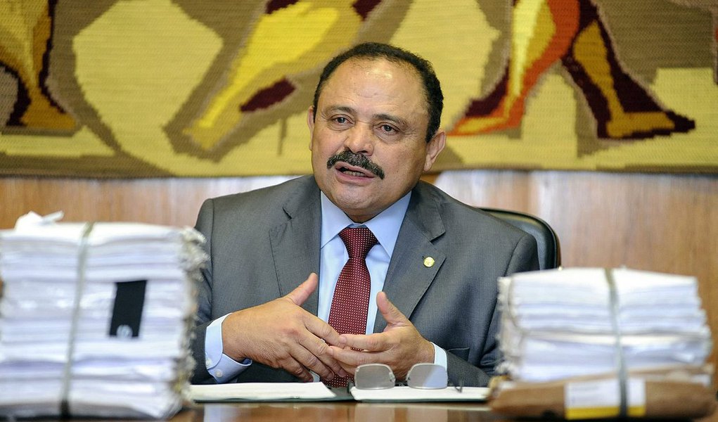 Presidente em exercício da Câmara, Waldir Maranhão (PP-MA), recuou na decisão de não convocar sessões deliberativas na Casa nesta próxima semana; pepista havia decidido que as votações voltariam a acontecer somente a partir de 5 julho, por conta das festas juninas; Maranhão revelou que sofreu pressão de vários líderes para manter o funcionamento da Casa; "Se a Casa parar para homenagear cada um dos Santos que existe, ela não terá mais nenhuma sessão de votação", disse o primeiro secretário da Câmara, Mansur Mansour (PRB-SP)