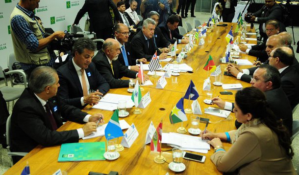 Quinze governadores reuniram-se, no Palácio do Buriti, para elaborar uma pauta a ser levada à nova presidente do STF, ministra Cármen Lúcia; os chefes de Executivo locais alertam para a necessidade de o governo federal descontingenciar os recursos do Fundo Penitenciário Nacional (Funpen); são R$ 2,4 bilhões; “Queremos um diálogo permanente a fim de melhorar as condições econômicas e retomar o desenvolvimento do País”, disse o governador Rodrigo Rollemberg