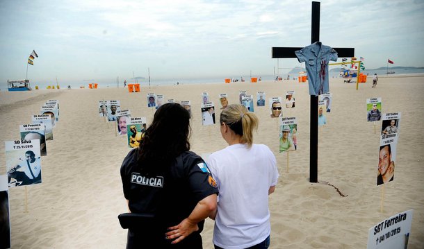 Com a morte de dois policiais militares neste fim de semana, subiu para 51 o número de PMs mortos desde o início do ano no Rio de Janeiro; o soldado Josenilton Alves dos Santos, 30 anos foi morto a tiros na Rodovia Rio Petrópolis, no acesso à Avenida Brasil, altura da Cidade Nova, em Cordovil; o policial era lotado na UPP Manguinhos e estava indo para o trabalho, quando sofreu uma emboscada