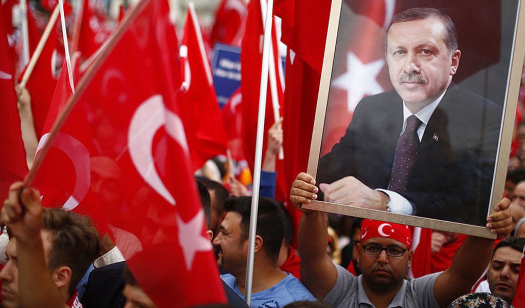 Após as autoridades alemãs proibirem a exibição de uma mensagem do presidente da Turquia, Recep Tayyip Erdogan, durante uma manifestação na cidade de Colônia, o governo de Ancara convocou o representante diplomático alemão no país para consultas nesta segunda-feira (1º); as autoridades diplomáticas de Berlim evitaram dar muita atenção ao caso; "Nas relações entre Estados é algo cotidiano, é normal que o representante de um Estado seja convocado pelo ministério das Relações Exteriores do país anfitrião. Não há nada excepcional", declarou o porta-voz do ministério alemão de Relações Exteriores, Martin Schäfer