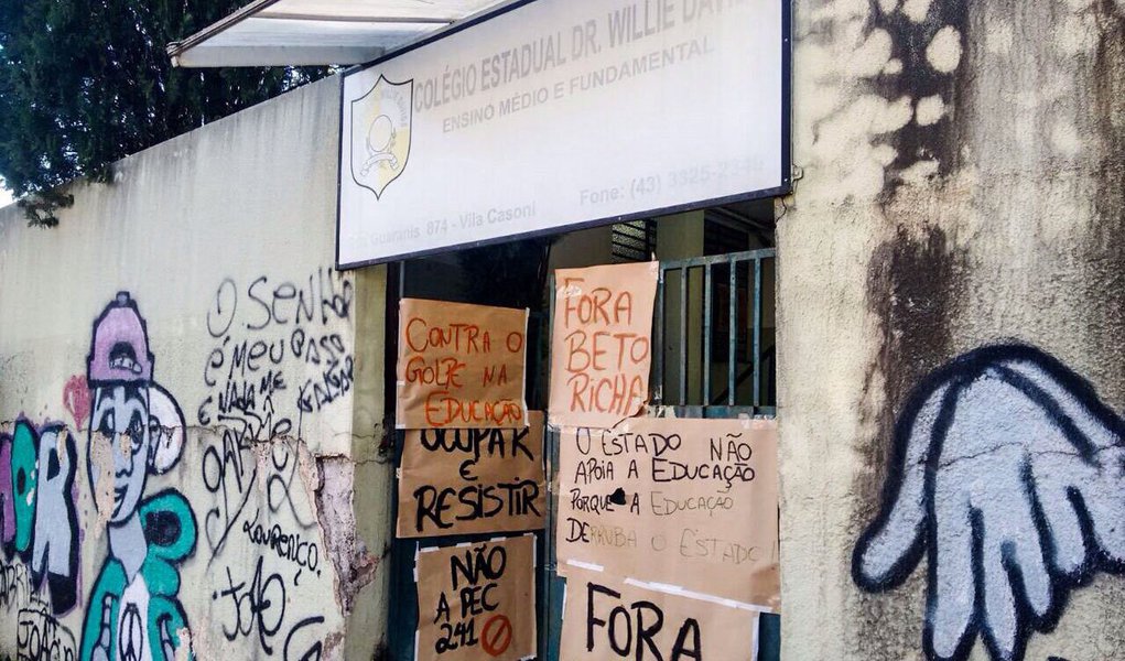 Na tarde desta terça-feira (11), pelo menos 176 escolas permaneciam ocupadas no Paraná, além de dois campus da Universidade Estadual do Oeste do Paraná (Unioeste); o protesto se soma a uma greve dos professores do Estado; estudantes protestam contra a reforma do ensino médio do governo de Michel Temer e contra a PEC que congela os gastos públicos por 20 anos, inclusive na educação