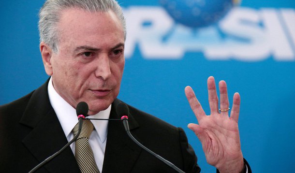 "A administração provisória se refastela com a possibilidade de esmagar qualquer dissidência jornalística que conteste sua legalidade ou defenda o retorno da presidente afastada, sob aplausos das facções mais sórdidas do reacionarismo. Ao tentar amordaçar financeiramente a comunicação divergente, o senhor Michel Temer acaba por expor as entranhas mais pútridas do processo que até agora comanda", afirma o jornalista Breno Altiman, fundador do site Opera Mundi; "Um dos maiores entulhos herdados da ditadura é o regime de oligopólio da comunicação, com algumas famílias controlando quase 80% dos meios impressos, eletrônicos e audiovisuais, apesar de determinação constitucional em contrário", acrescenta