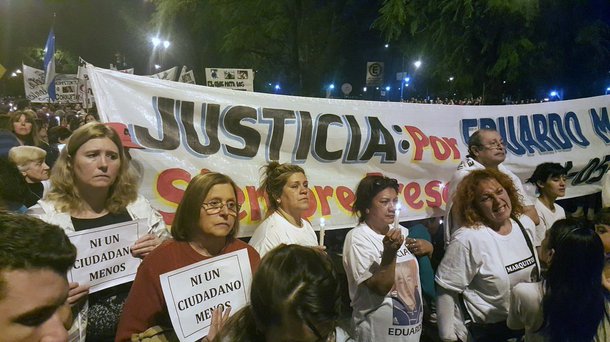 A Justiça da Argentina condenou à prisão perpétua 28 ex-repressores pelos crimes cometidos na base militar clandestina conhecida como "La Perla", reconhecendo, pela primeira, que foram cometidos crimes de lesa humanidade no país também antes da última ditadura (1976-1983); o promotor Jaime Díaz Gavier, envolvido no julgamento, explicou, em entrevista ao jornal La Nación, que é a primeira vez que o país reconhece a existência de terrorismo de Estado no período da democracia e execuções, torturas, além de roubos de bebês