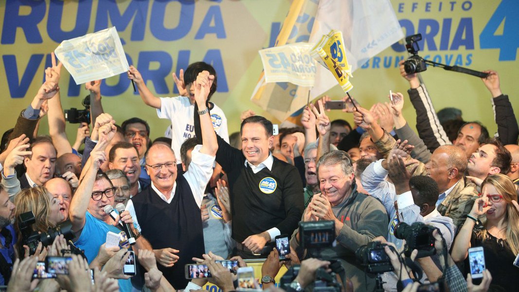 Neste domingo, o ex-presidente Fernando Henrique Cardoso deu o tom do que imagina como candidato ideal: fiscalmente responsável, socialmente progressista e culturalmente liberal, apto a defender o aborto, a legalização das drogas e o casamento gay; no entanto, quando as urnas confirmaram a maior vitória tucana na história de São Paulo, com João Doria e Geraldo Alckmin, o que emerge é um novo PSDB, que se moveu à direita; nessa nova era, perdem FHC, mas também José Serra, que dividiu o partido para colocar um aliado como vice da quarta colocada, e Aécio Neves, que voltará para Minas; "O fato é que o Brasil endireitou. E a direita, hoje representada pelo PSDB, tem uma cara nítida, que é a de Geraldo Alckmin", diz Leonardo Attuch, editor do 247