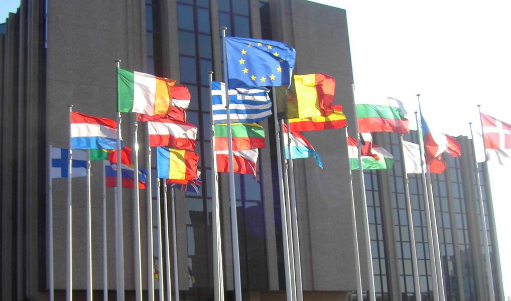 Uma semana depois do Brexit, a agência de classificação de risco Standard &amp; Poor's rebaixou nesta quinta-feira, 30, a nota de crédito a longo prazo para a União Europeia, de "AA+" para "AA"; antes da União Europeia, a S&amp;P cortou o rating do Reino Unido em dois níveis, passando da classificação mais alta "AAA" para "AA"; Fitch Ratings, outra agência de classificação de risco, também rebaixou o país de "AA+" para "AA", com perspectiva negativa