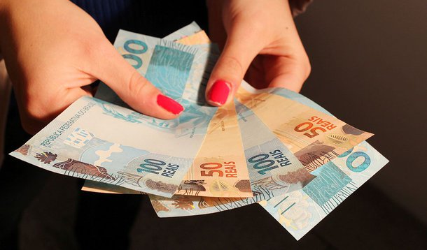 O economista Bráulio Borges, pesquisador do Instituto Brasileiro de Economia (Ibre/FGV), fez uma simulação aplicando as regras da PEC 241 ao orçamento de 1998, quando começa a série histórica dos gastos do governo central, mantida pelo Tesouro Nacional; de 1998 para cá, o salário mínimo teve um crescimento real médio de 4,2% ao ano; "Se o salário mínimo tivesse ficado congelado, muito provavelmente traria implicações, porque houve melhoria da distribuição de renda. Teve um custo fiscal, mas teve o benefício da distribuição", reconheceu Borges