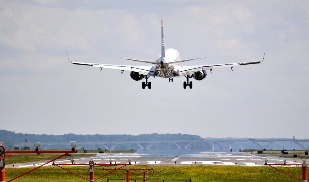 Câmara dos Deputados aprovou a elevação para 100 % do limite de participação estrangeira em companhias aéreas brasileiras, por meio de emenda à medida provisória 714; a matéria ainda precisa ser analisada no Senado