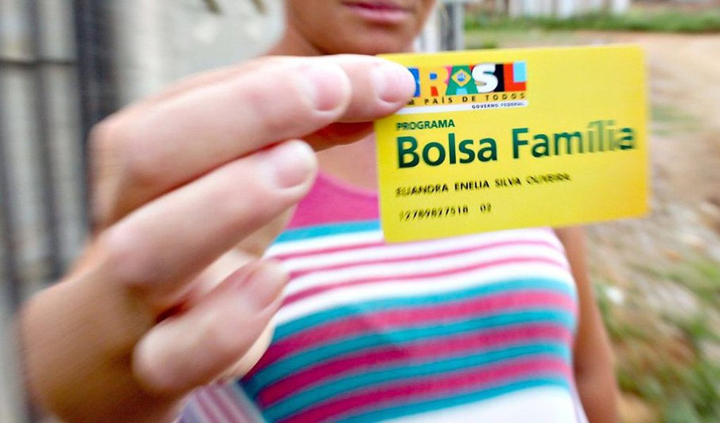 Novo estudo de pesquisadores do Instituto de Pesquisa Econômica Aplicada (Ipea) mostra que as perdas das políticas sociais do governo federal seriam gigantescas, caso a proposta a PEC 241 seja aprovada; pela projeção, ao fim dos próximos 20 anos sob o teto, recursos para programas como Bolsa Família, Segurança Alimentar, BPC (previdência para pessoas de baixa renda) e serviços de Proteção Social Básica, que consumiram 1,26% do PIB em 2015, cairiam para 0,7% do PIB; "A assistência social contaria com menos da metade dos recursos que seriam necessários para manter a oferta de serviços nos padrões atuais", projeta o estudo para 2036; em números, a perda seria de R$ 868 bilhões