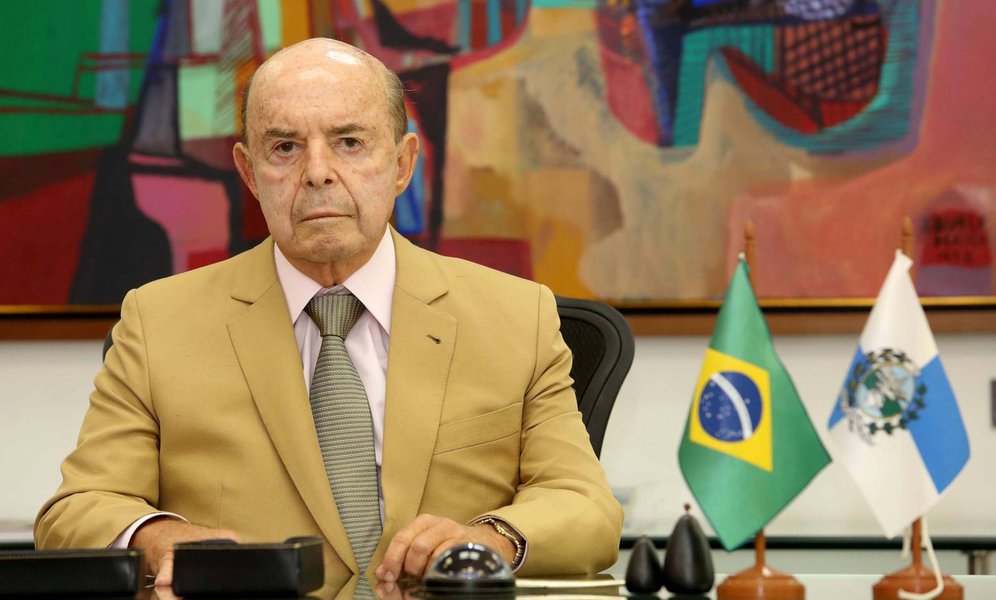 O governador em exercício do Rio de Janeiro, Francisco Dornelles, anunciou neste sábado que usará a verba de R$ 2,9 bilhões, liberada pelo governo federal para cobrir gastos com a segurança do Rio de Janeiro durante a Olimpíada, para pagar a segunda parcela dos salários de maio dos servidores ativos, inativos e pensionistas, na segunda-feira (4)