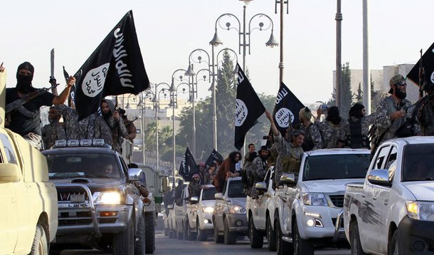 Grupo terrorista Estado Islâmico divulgou um vídeo em que ameaça fazer ataques na Rússia; "Escute, Putin. Nós vamos para a Rússia e vamos matar todos vocês em suas casas. Oh, irmãos. Conduzam a jihad [guerra santa] e matem-os e combatam-os", diz um jihadista; Além da fala, as imagens mostram homens armados atacando veículos blindados e tendas no deserto; "Provavelmente, não devemos exagerar na importância dessas filmagens. Certamente, visto que a luta se amplia e eles estão encurralados, os terroristas usaram a tática da intimidação", disse o porta-voz do Kremlin, Dimitri Peskov