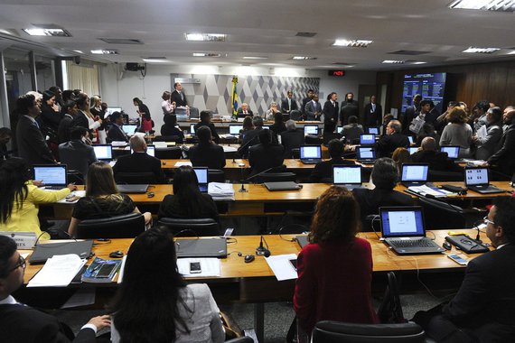 Comissão de Constituição e Justiça do Senado aprovou nesta tarde o projeto de lei que proíbe, nos seis meses anteriores às eleições, os ocupantes de cargo em comissão ou função de confiança no serviço público e empregados, proprietários ou diretores de empresas prestadoras de serviços terceirizados que tenham contrato com a União, estados, Distrito Federal ou municípios; texto segue agora para o plenário do Senado