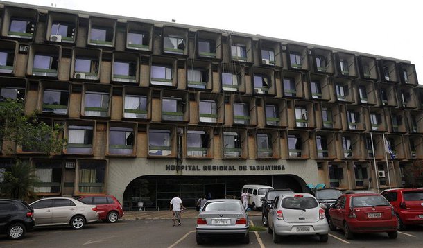 Servidores da Saúde denunciam a falta de insumos básicos, como gazes, fios de sutura de nylon e medicamentos nos hospitais estaduais do Distrito Federal; no Hospital de Ceilândia, falta o ventilador que trata as doenças respiratórias dos recém-nascidos; "Essa é a falência completa do Sistema de Saúde Pública do Distrito Federal", critica o deputado Chico Vigilante (PT); "Quantas pessoas devem ter morrido em razão desse descaso do Governo?", questiona; deputado anunciou que nesta segunda-feira, 17, encaminhará expediente endereçado ao Ministério Público, na Promotoria de Direitos da Saúde, solicitando providências