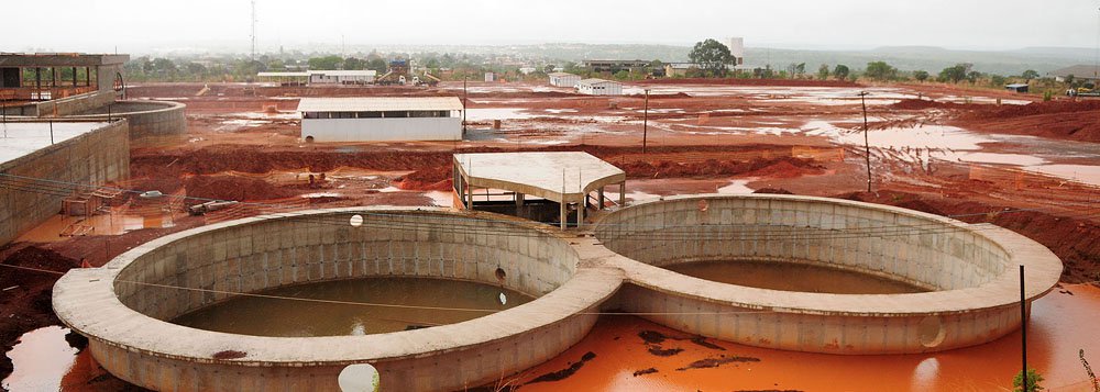 O governo do Distrito Federal afirmou, em nota, que decisão de suspender o pagamento da última parcela do reajuste dos servidores públicos teve como objetivo primordial preservar o pagamento em dia dos salários; mas a medida também evitou que o Executivo ficasse impossibilitado de recorrer a financiamentos de bancos nacionais e internacionais; pelas projeções da equipe econômica, caso os aumentos fossem creditados, o Distrito Federal ultrapassaria o limite (49%) da LRF em 2017, chegando a comprometer 49,37% da receita corrente líquida com salários