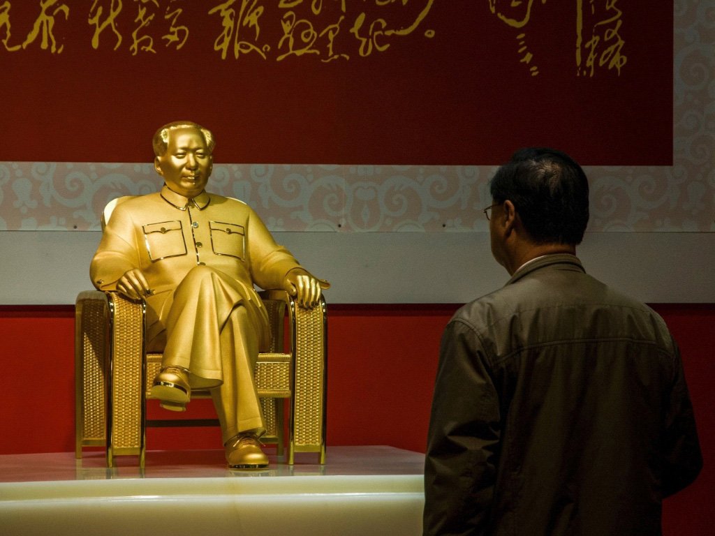 O presidente chinês Xi Jinping, porém, visitou uma escola nesta sexta-feira 9 e não mencionou a ocasião; o próprio Xi sofreu durante a Revolução Cultural de Mao quando seu pai foi preso; o presidente foi enviado ao interior para viver com os camponeses, como milhões de outros jovens chineses da mesma geração