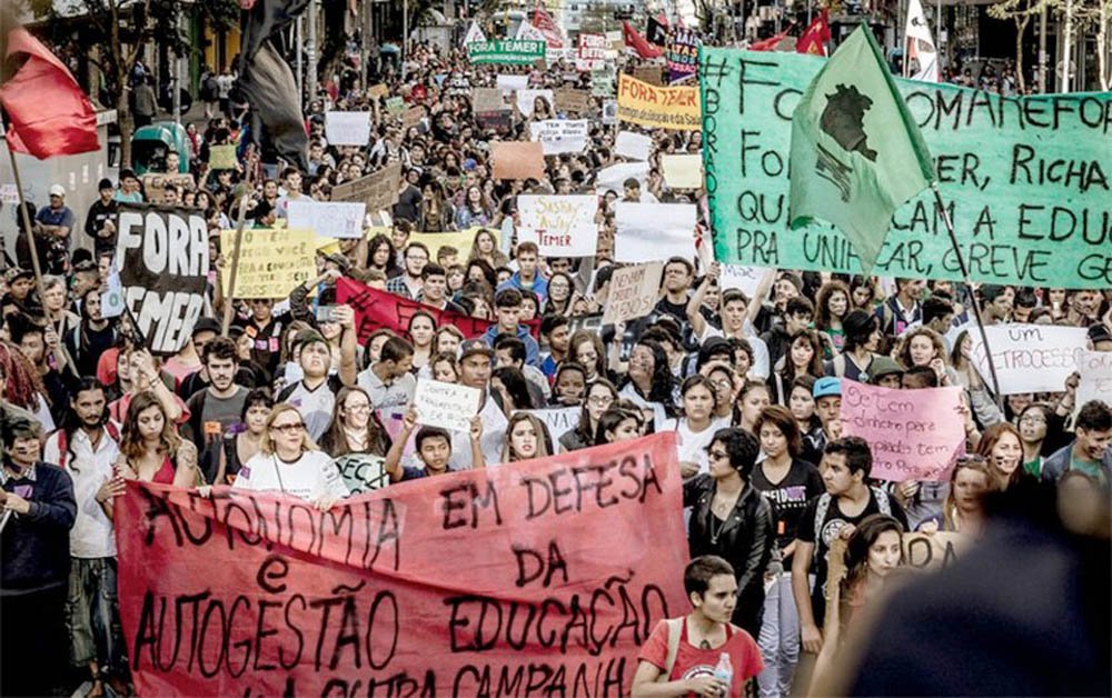 Milícia do governador do Paraná, Beto Richa (PSDB), marcou manifestação para desocupar colégio e pais, professores e vizinhos barraram o "movimento"