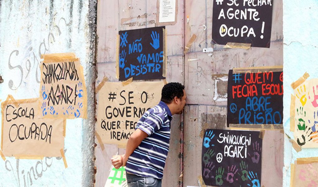 Um balanço divulgado pelo Movimento Ocupa Paraná apontou que o número de escolas ocupadas no Paraná passa de 300; os estudantes protestam, entre outros questões, contra a medida provisória 746 que determina uma reforma no ensino médio no País e contra a PEC 241, que congela os gastos públicos por 20 anos; em São José dos Pinhais, um dos principais municípios onde ocorrem as ocupações, a Justiça determinou a reintegração de posse de 13 das 19 escolas ocupadas