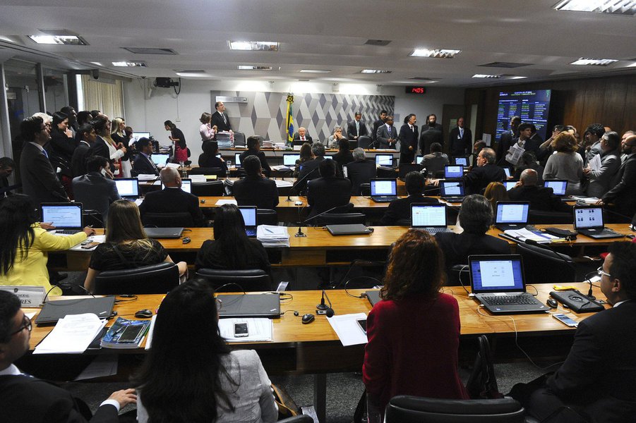 Comissão de Constituição e Justiça do Senado aprovou nesta tarde o projeto de lei que proíbe, nos seis meses anteriores às eleições, os ocupantes de cargo em comissão ou função de confiança no serviço público e empregados, proprietários ou diretores de empresas prestadoras de serviços terceirizados que tenham contrato com a União, estados, Distrito Federal ou municípios; texto segue agora para o plenário do Senado